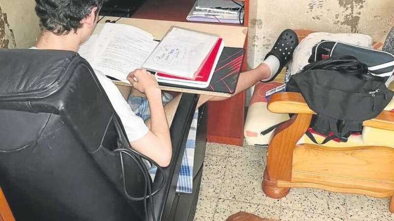 El hijo de Domingo Castilla se pasa así las horas, en su habitación y con el pie en alto y en reposo (Foto C7)